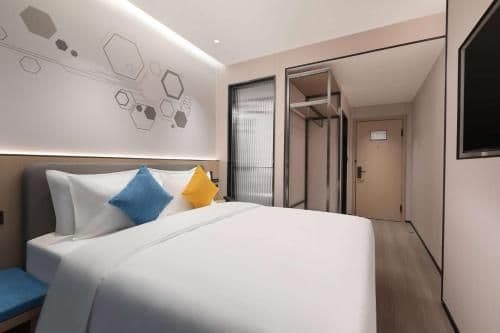 1 King Bed, Selected Room, Non-Smoking