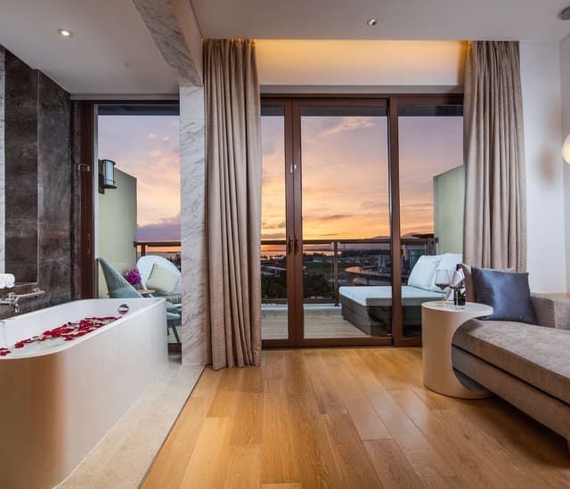 KING PREMIER OCEAN VIEW ROOM