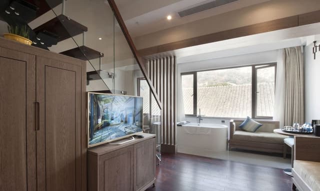 Loft, Hill View