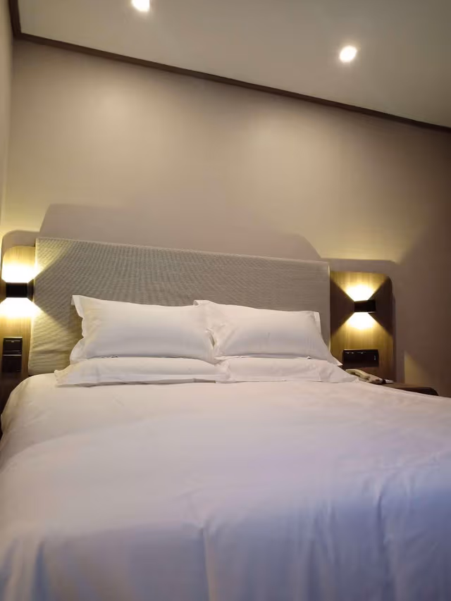 Hotel Queen Room