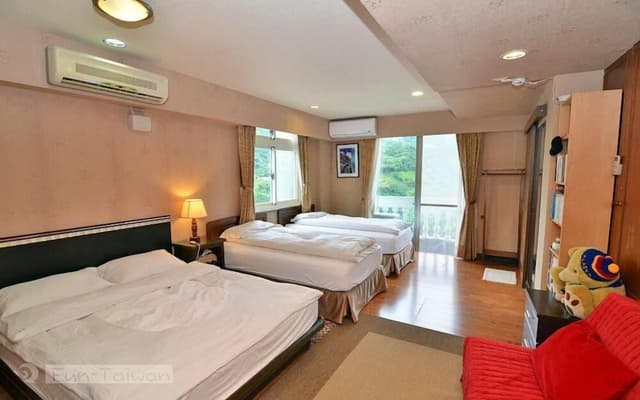 Family Room, Multiple Beds (B)