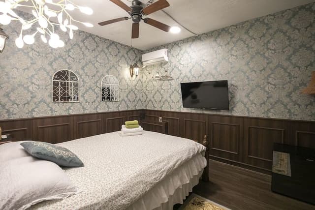 Romantic Double Room, 1 Queen Bed, No Windows
