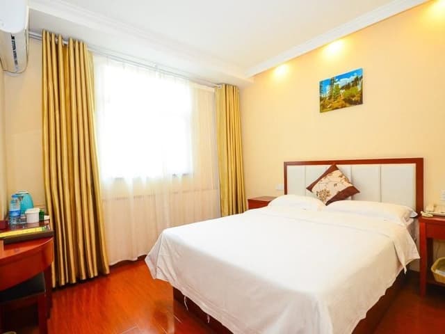Hotel Queen Room