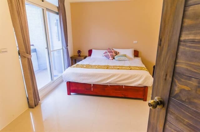Family Room, Shared Bathroom (6 people )
