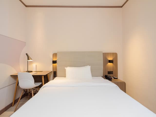 Huazhu - Room With Bed