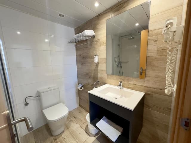 One-Bedroom Apartment single