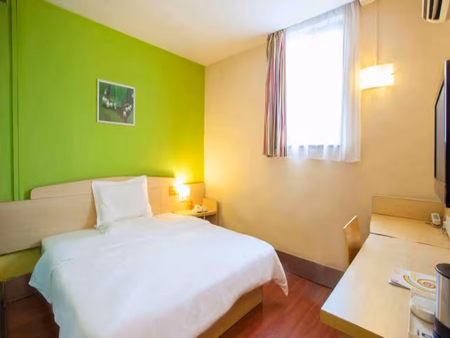Business Queen Room