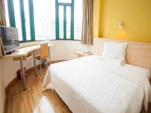 Business Queen Room