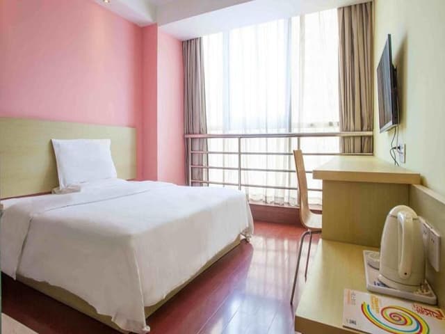 Business Queen Room