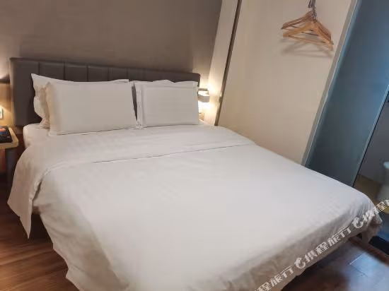 Economy room with queen bed