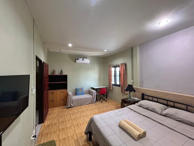 1 Queen Bed and 1 Single Bed