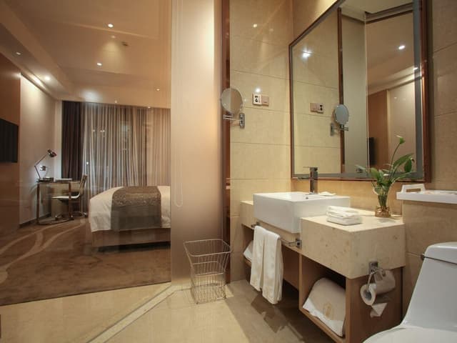 Deluxe Garden View King Room