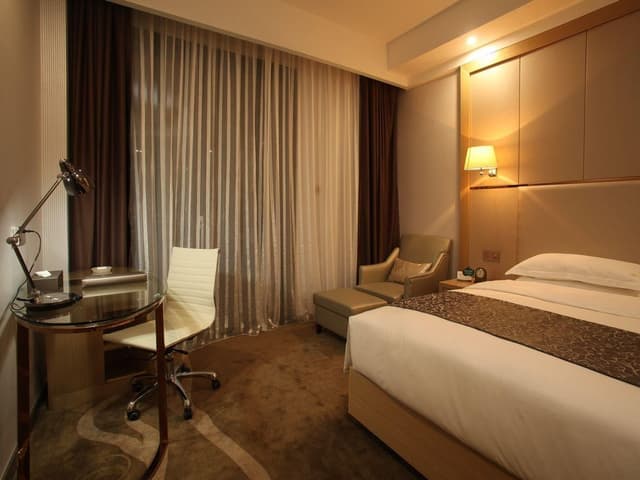 Deluxe Garden View King Room