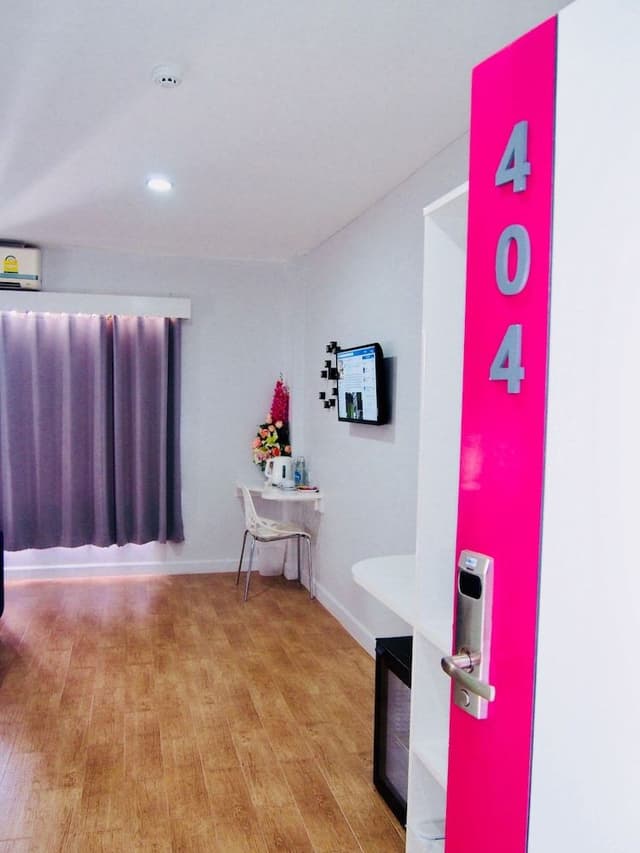 Superior, 1 King Bed, Non Smoking, City View