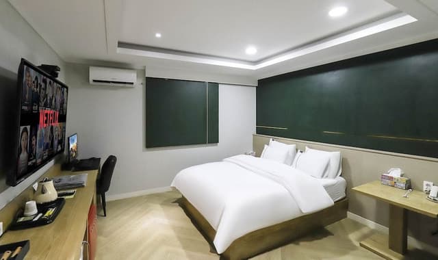 Standard Room (Check-in at 7pm on Sat&Sun)