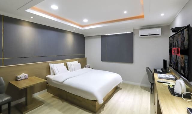 Standard Room (Check-in at 7pm on Sat&Sun)