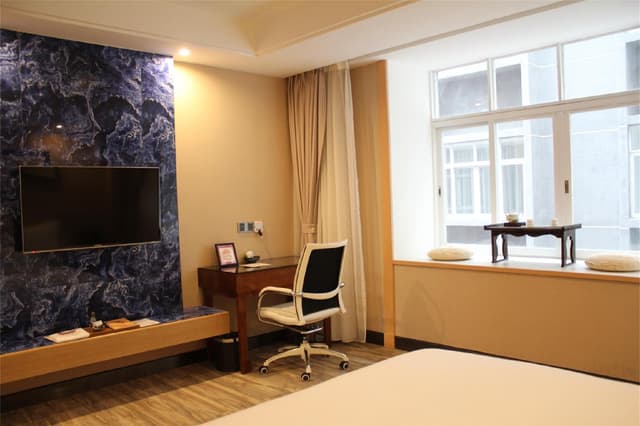 Deluxe Queen Room