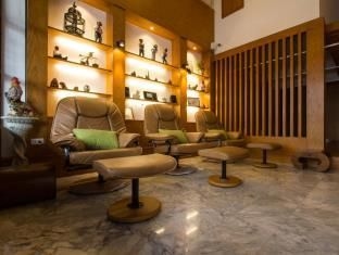 แอด อีซ บีชู่ (At Ease Bijou Place)1