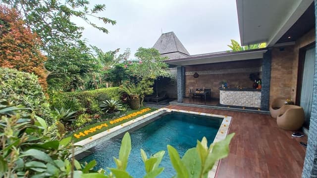 Superior Villa, 1 King Bed, Pool View, Poolside