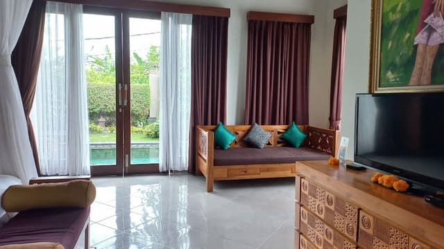 Superior Villa, 1 King Bed, Pool View, Poolside