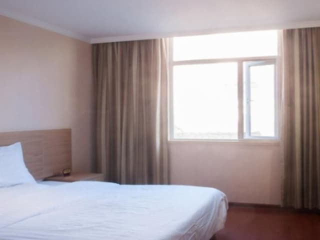 Business Queen Room