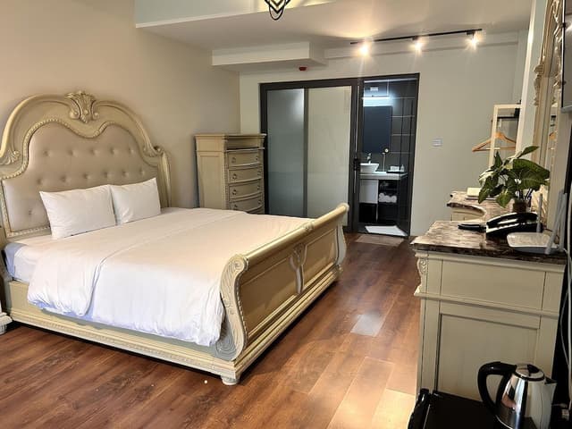 Spectacular Super King or Two Double Beds, Garden View