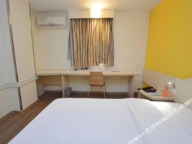 Business Queen Room