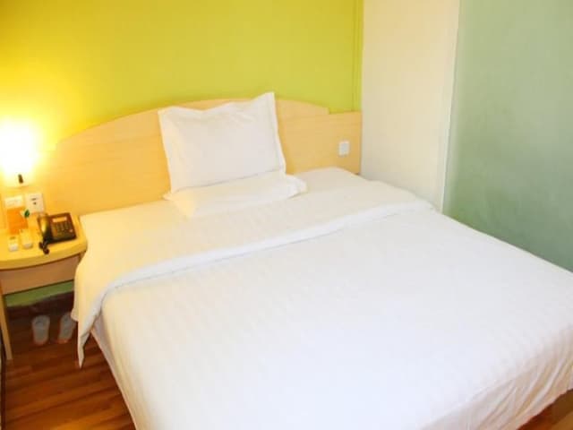 Business Queen Room