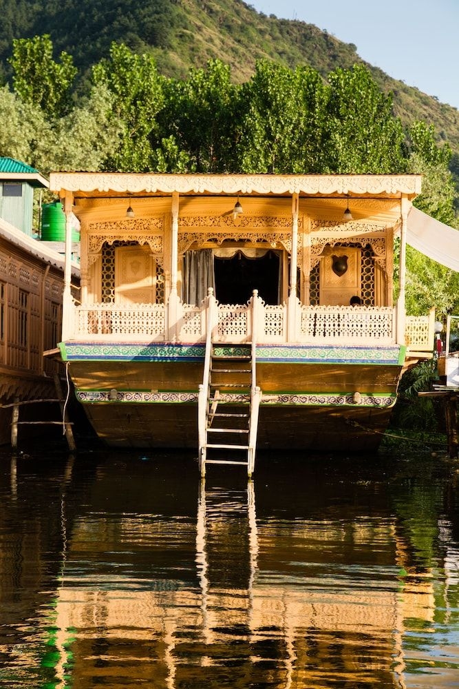 New Kharpalace Group of Houseboats2