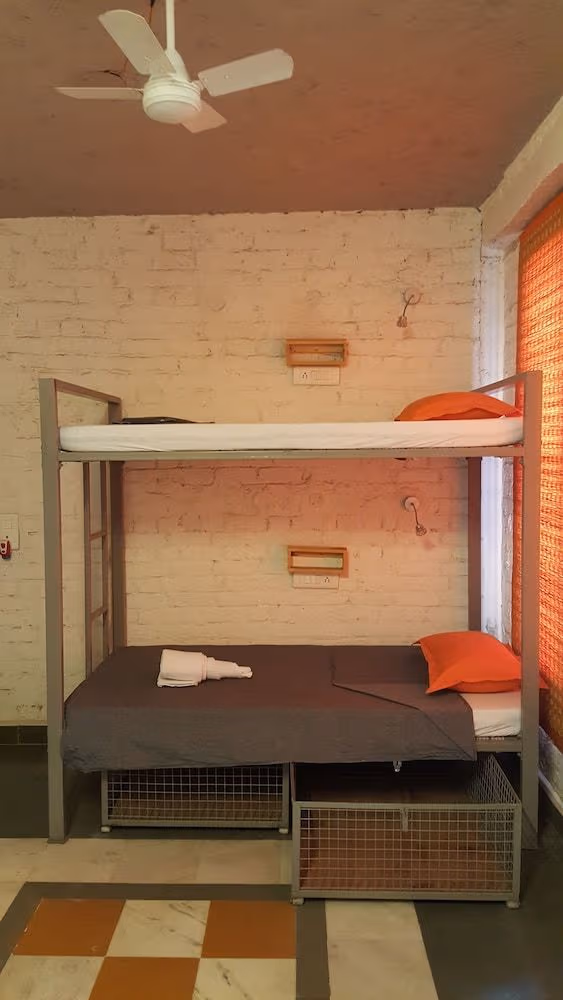 8 Bed, Mix Dormitory