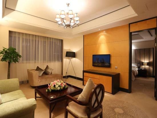 Deluxe Queen Suite