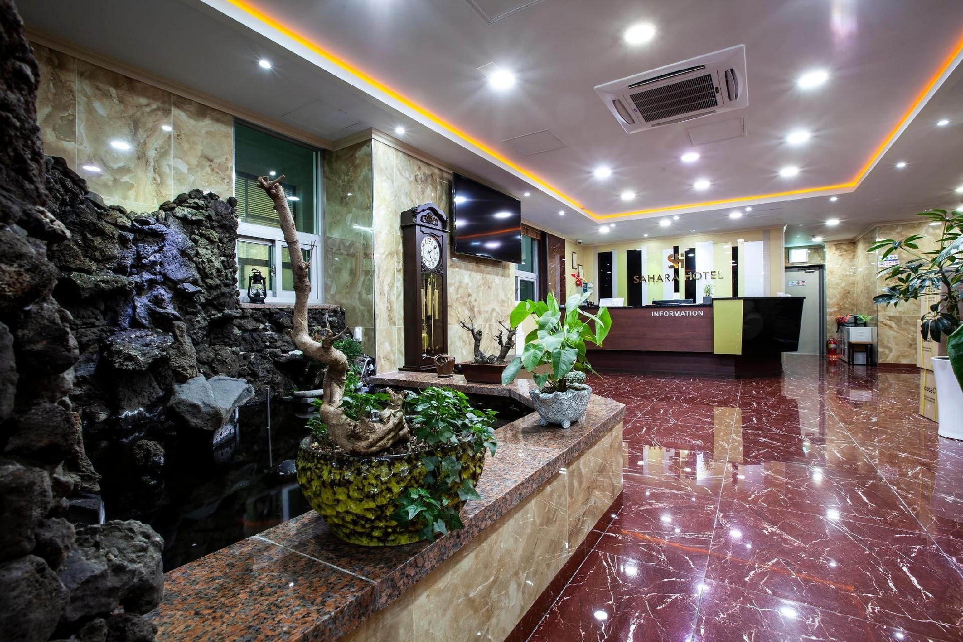 Sahara Hotel0