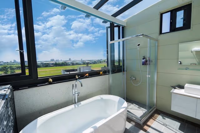 Superior Double Room, Bathtub