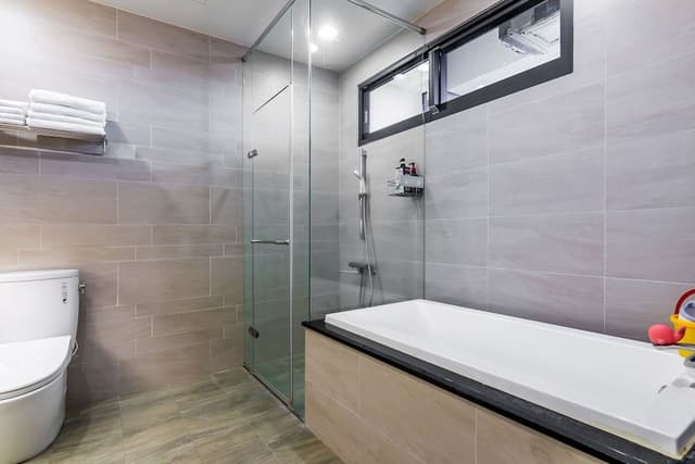Deluxe Family Room, Bathtub
