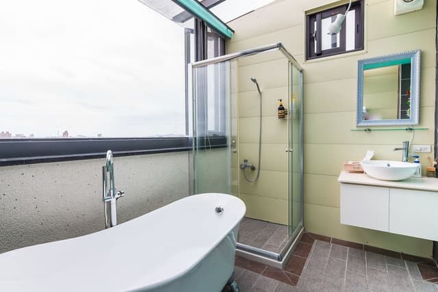 Superior Double Room, Bathtub