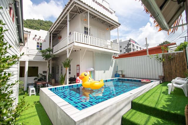 Family Pool Floor Suite