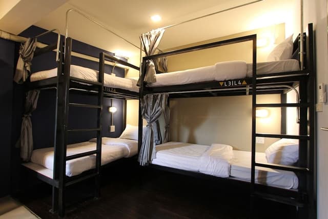 5 Beds Mixed Dormitory