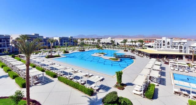 Deluxe Family, Queen Bed, Pool View