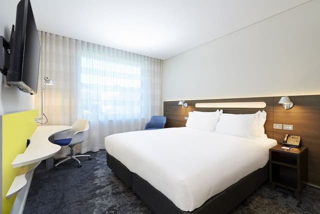 Standard Room, 1 Queen Bed (Walk-In Shower)