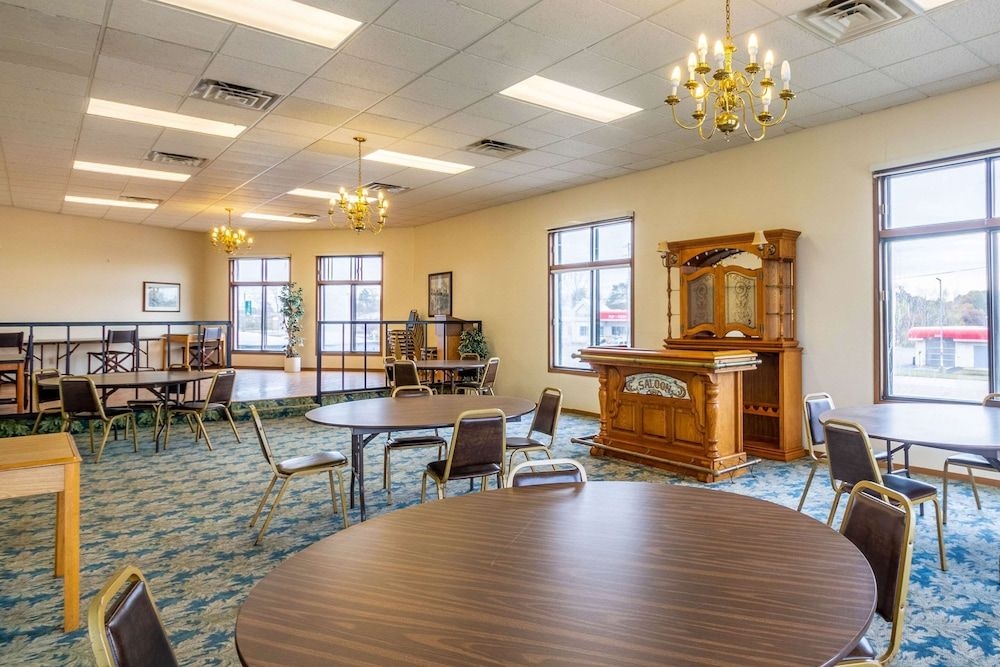ECONO LODGE WAUPACA2