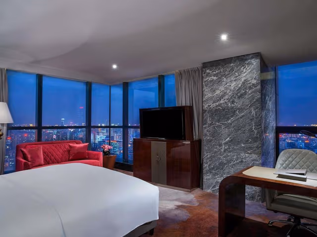 Luxury Room, 1 King Bed, Club Lounge Access