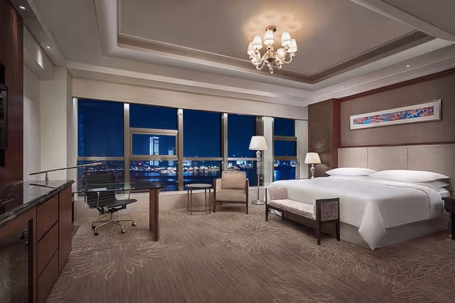 Club Room, 1 King Bed, River View