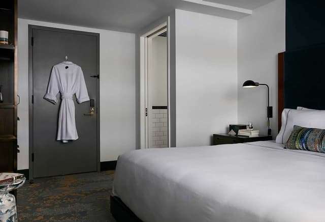 Room, 1 King Bed, Mobility Accessible