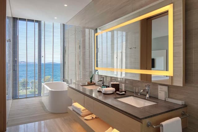 KING JUNIOR SUITE WITH BALCONY AND SEA VIEW