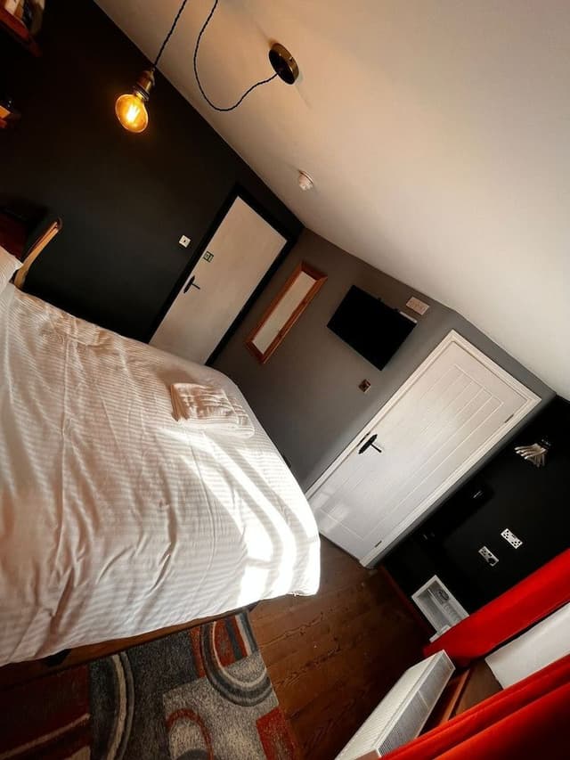 Double Room, Ensuite (Graphite/ Amber)