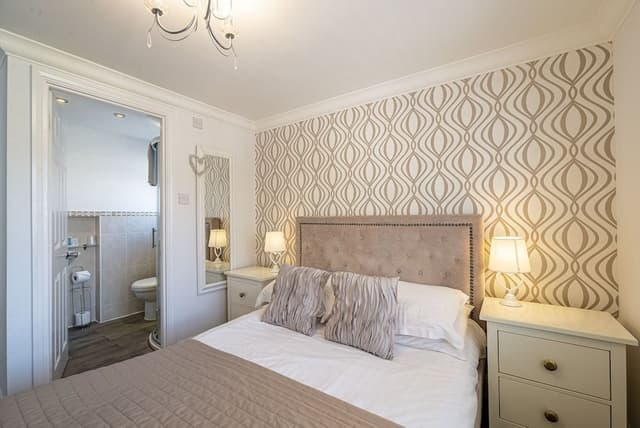 Standard Double Room, Ensuite (Trafalgar)