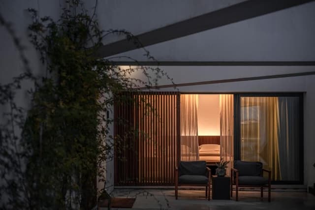 Land Suite