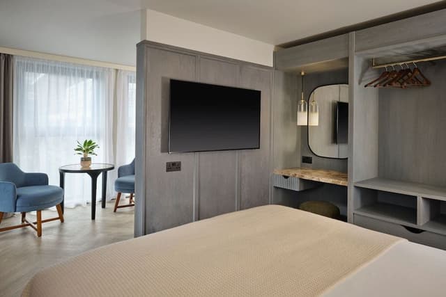 Junior Suite, 1 King Bed, Balcony, City View