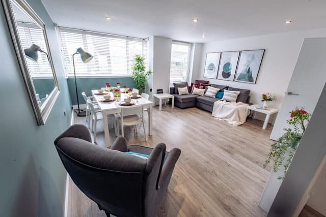Brighton City Apartment *Parking Available*