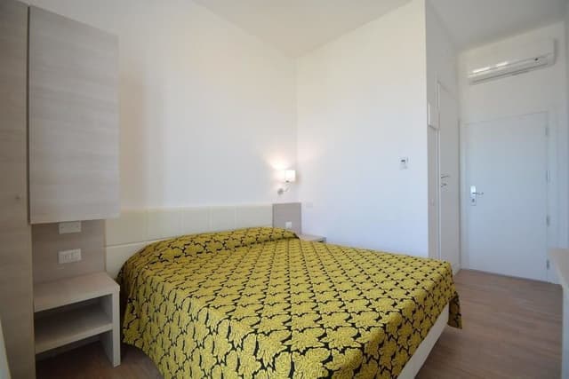 Triple Room, Partial Sea View (laterale)